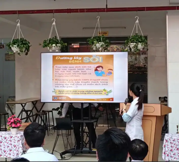 Sáng thứ 2 (06/01/2025), chúng em đã có cơ hội được tham gia chuyên đề “Phòng chống dịch bệnh sởi và Giáo dục sức khỏe sinh sản vị thành niên” do trường THCS & THPT Hai Bà Trưng tổ chức, với sự đồng hành của cô Định Thị Sương (nhân viên y tế trường) và Th.S Đỗ Thị Thu Lê (Giáo viên – Chủ nhiệm CLB Sinh học trường THPT Bình Phú)