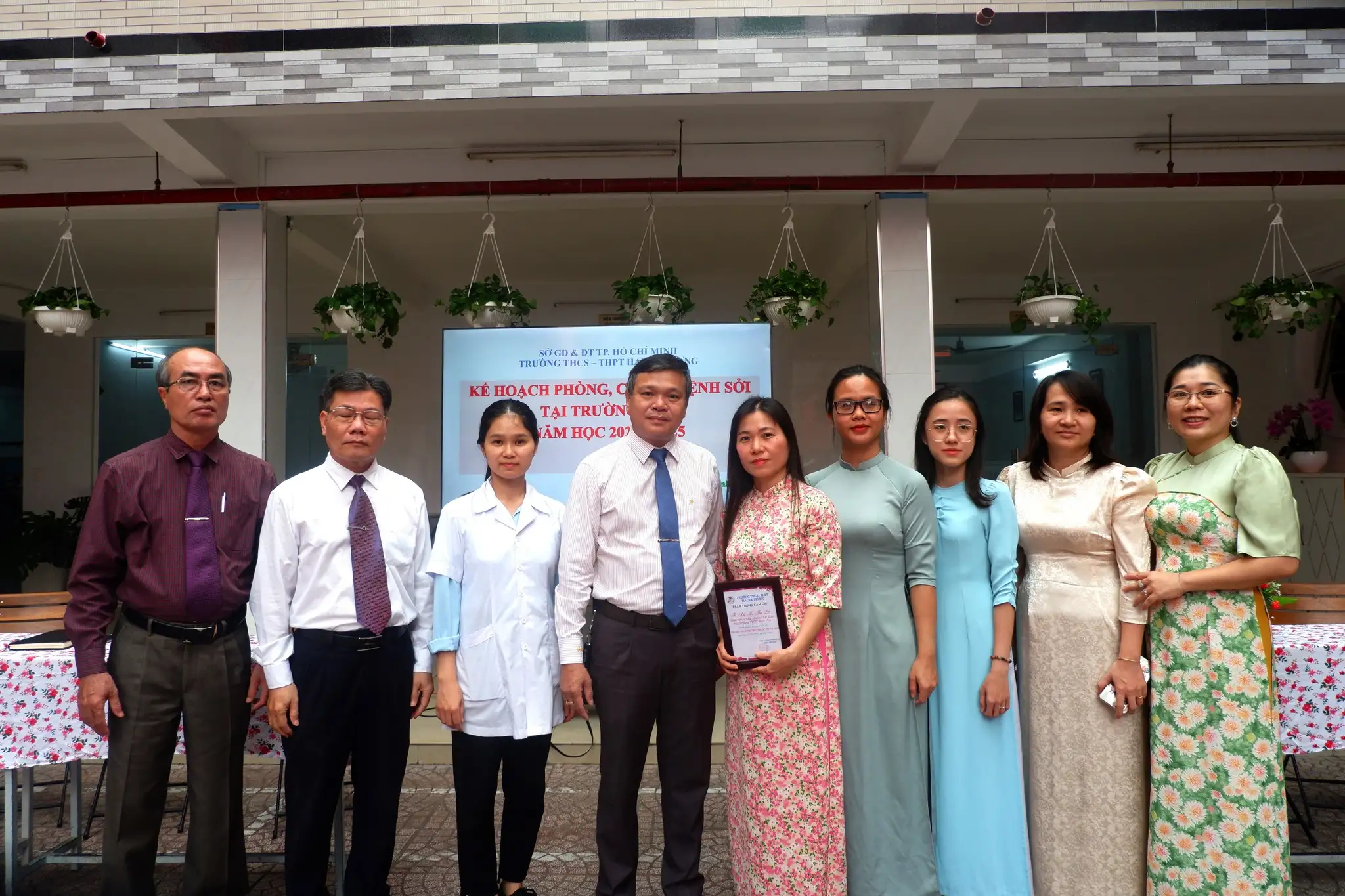 Sáng thứ 2 (06/01/2025), chúng em đã có cơ hội được tham gia chuyên đề “Phòng chống dịch bệnh sởi và Giáo dục sức khỏe sinh sản vị thành niên” do trường THCS & THPT Hai Bà Trưng tổ chức, với sự đồng hành của cô Định Thị Sương (nhân viên y tế trường) và Th.S Đỗ Thị Thu Lê (Giáo viên – Chủ nhiệm CLB Sinh học trường THPT Bình Phú)