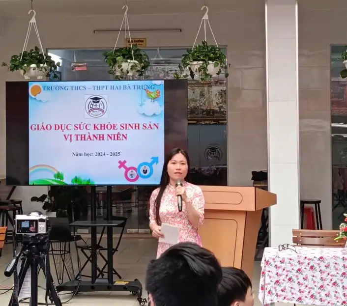 Sáng thứ 2 (06/01/2025), chúng em đã có cơ hội được tham gia chuyên đề “Phòng chống dịch bệnh sởi và Giáo dục sức khỏe sinh sản vị thành niên” do trường THCS & THPT Hai Bà Trưng tổ chức, với sự đồng hành của cô Định Thị Sương (nhân viên y tế trường) và Th.S Đỗ Thị Thu Lê (Giáo viên – Chủ nhiệm CLB Sinh học trường THPT Bình Phú)