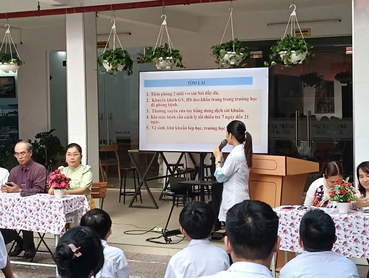 Sáng thứ 2 (06/01/2025), chúng em đã có cơ hội được tham gia chuyên đề “Phòng chống dịch bệnh sởi và Giáo dục sức khỏe sinh sản vị thành niên” do trường THCS & THPT Hai Bà Trưng tổ chức, với sự đồng hành của cô Định Thị Sương (nhân viên y tế trường) và Th.S Đỗ Thị Thu Lê (Giáo viên – Chủ nhiệm CLB Sinh học trường THPT Bình Phú)