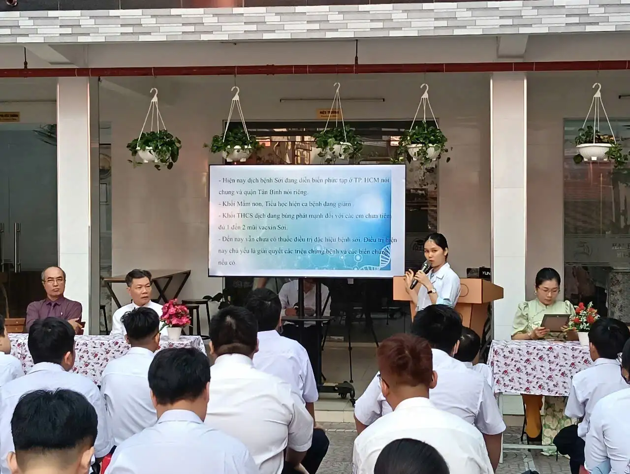 Sáng thứ 2 (06/01/2025), chúng em đã có cơ hội được tham gia chuyên đề “Phòng chống dịch bệnh sởi và Giáo dục sức khỏe sinh sản vị thành niên” do trường THCS & THPT Hai Bà Trưng tổ chức, với sự đồng hành của cô Định Thị Sương (nhân viên y tế trường) và Th.S Đỗ Thị Thu Lê (Giáo viên – Chủ nhiệm CLB Sinh học trường THPT Bình Phú)