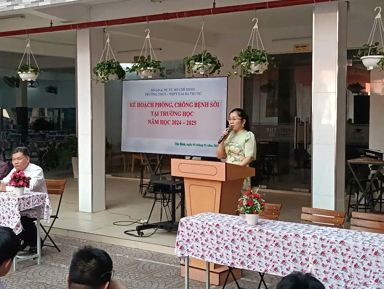 Sáng thứ 2 (06/01/2025), chúng em đã có cơ hội được tham gia chuyên đề “Phòng chống dịch bệnh sởi và Giáo dục sức khỏe sinh sản vị thành niên” do trường THCS & THPT Hai Bà Trưng tổ chức, với sự đồng hành của cô Định Thị Sương (nhân viên y tế trường) và Th.S Đỗ Thị Thu Lê (Giáo viên – Chủ nhiệm CLB Sinh học trường THPT Bình Phú)