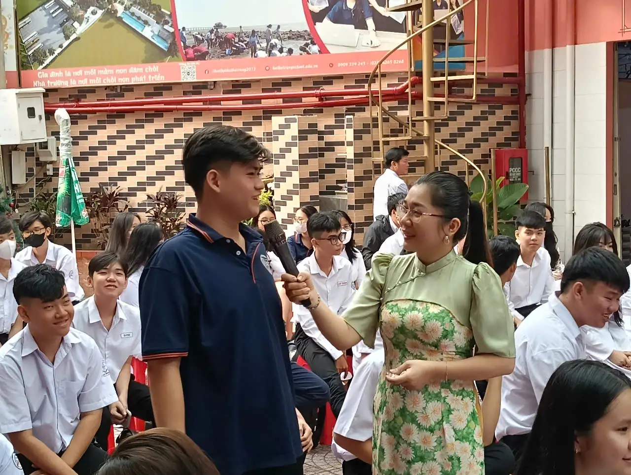 Sáng thứ 2 (06/01/2025), chúng em đã có cơ hội được tham gia chuyên đề “Phòng chống dịch bệnh sởi và Giáo dục sức khỏe sinh sản vị thành niên” do trường THCS & THPT Hai Bà Trưng tổ chức, với sự đồng hành của cô Định Thị Sương (nhân viên y tế trường) và Th.S Đỗ Thị Thu Lê (Giáo viên – Chủ nhiệm CLB Sinh học trường THPT Bình Phú)