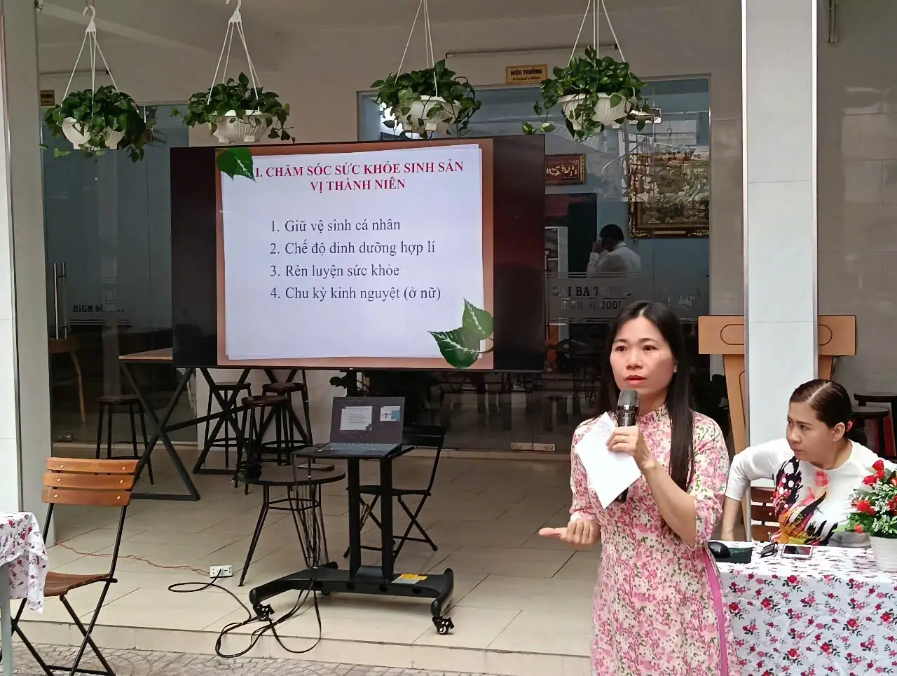 Sáng thứ 2 (06/01/2025), chúng em đã có cơ hội được tham gia chuyên đề “Phòng chống dịch bệnh sởi và Giáo dục sức khỏe sinh sản vị thành niên” do trường THCS & THPT Hai Bà Trưng tổ chức, với sự đồng hành của cô Định Thị Sương (nhân viên y tế trường) và Th.S Đỗ Thị Thu Lê (Giáo viên – Chủ nhiệm CLB Sinh học trường THPT Bình Phú)